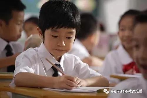 当了20多年的体育老师,当了20年的小学老师