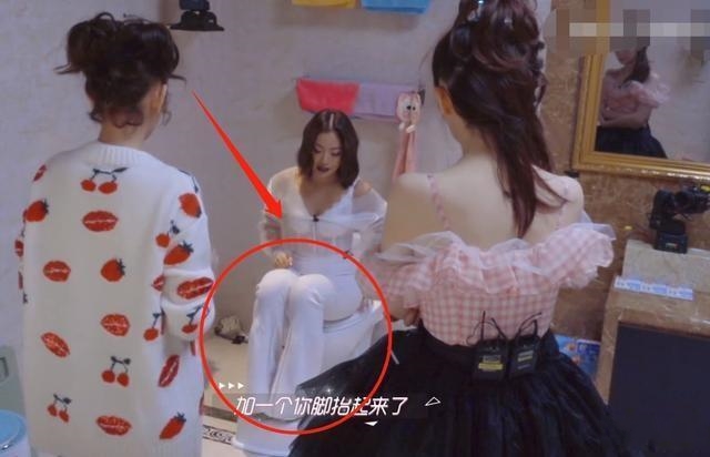 宋祖儿路边踢人事件,宋祖儿踢工作人员事件