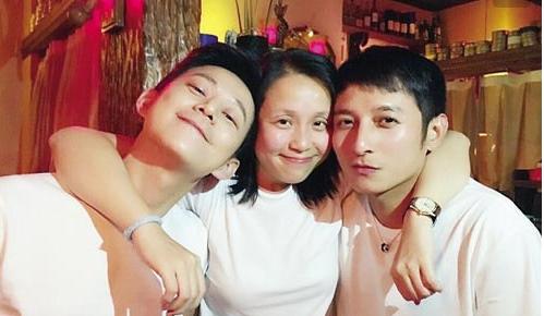 看见了吗，你们的“老公”都在为她们仨赚钱