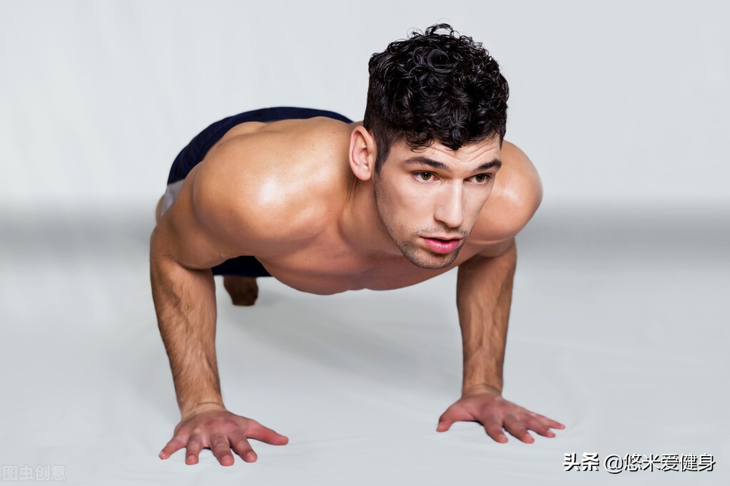 不去健身房怎么练一身好看的肌肉,新手健身房一周健身训练计划