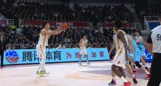 过不去了！“周琦发球”再度响彻CBA赛场，这个梗要玩到何时？
