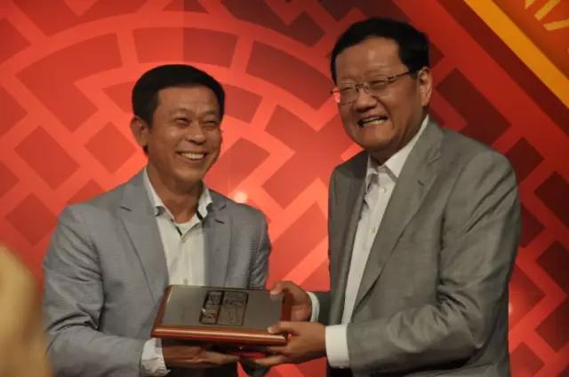 他是凤凰名嘴,凤凰高层三顾茅庐他才肯加入,如今以笔杆论天下事