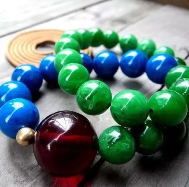 蜜蜡琥珀有多少种颜色,蜜蜡琥珀值钱吗知乎