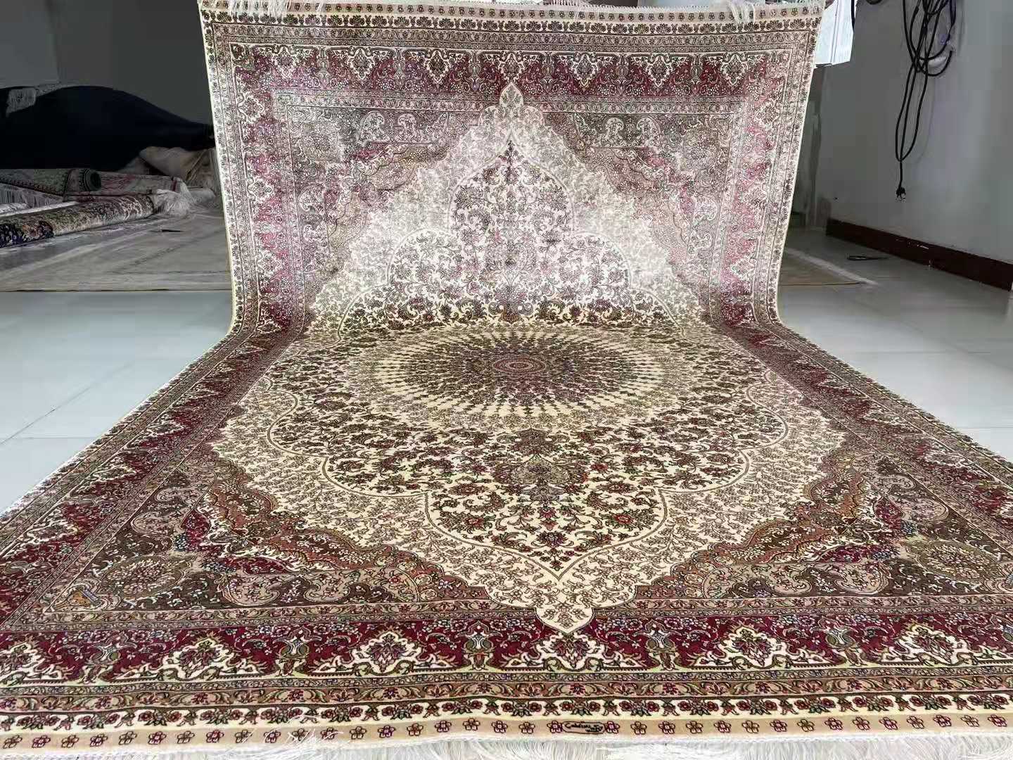 为什么在市场上很少见到纯手工打结编织而成的真丝地毯呢？