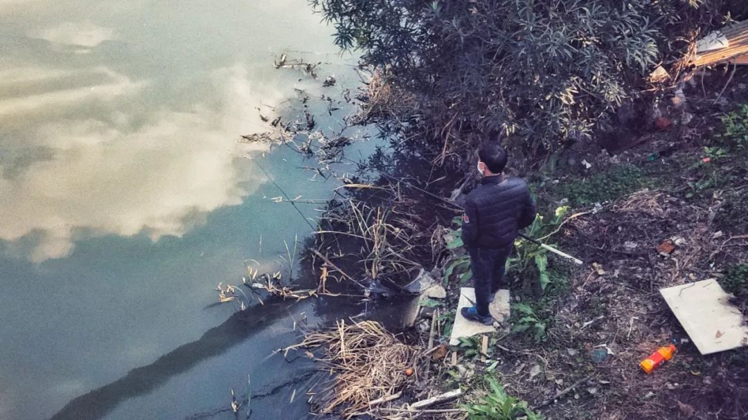 疫情下的县城夜晚照片真实,疫情时期农村的真实生活