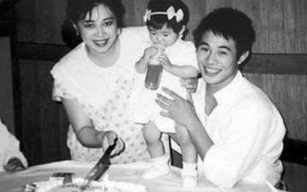 黄秋燕对李连杰付出了多少,苦追3年