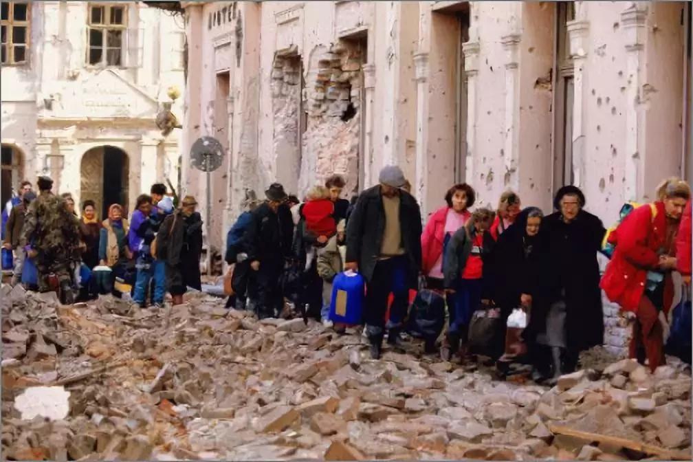 炸碎，灭门、逃难、流血，你无法想象金球奖“魔笛”经历过什么