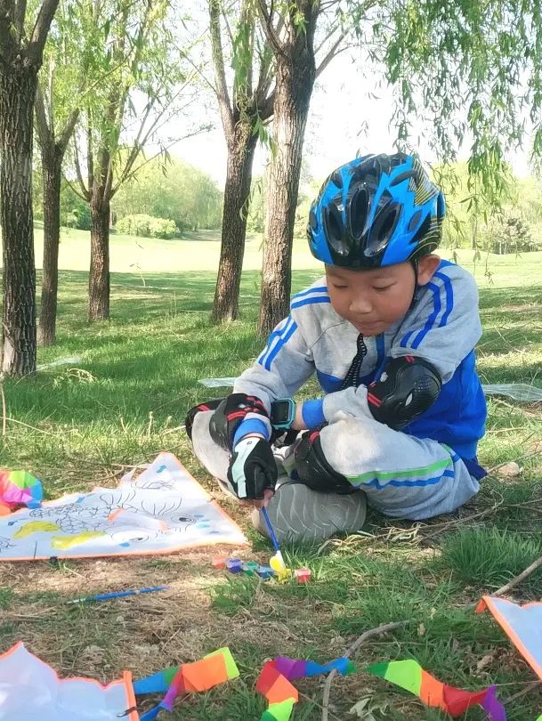 南瓜田冬令营,儿童参加山地自行车越野赛