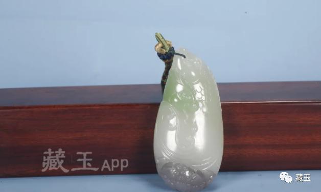 新疆和田玉籽料三色玉龙题材吊坠,和田玉籽料三色青花籽料多少钱