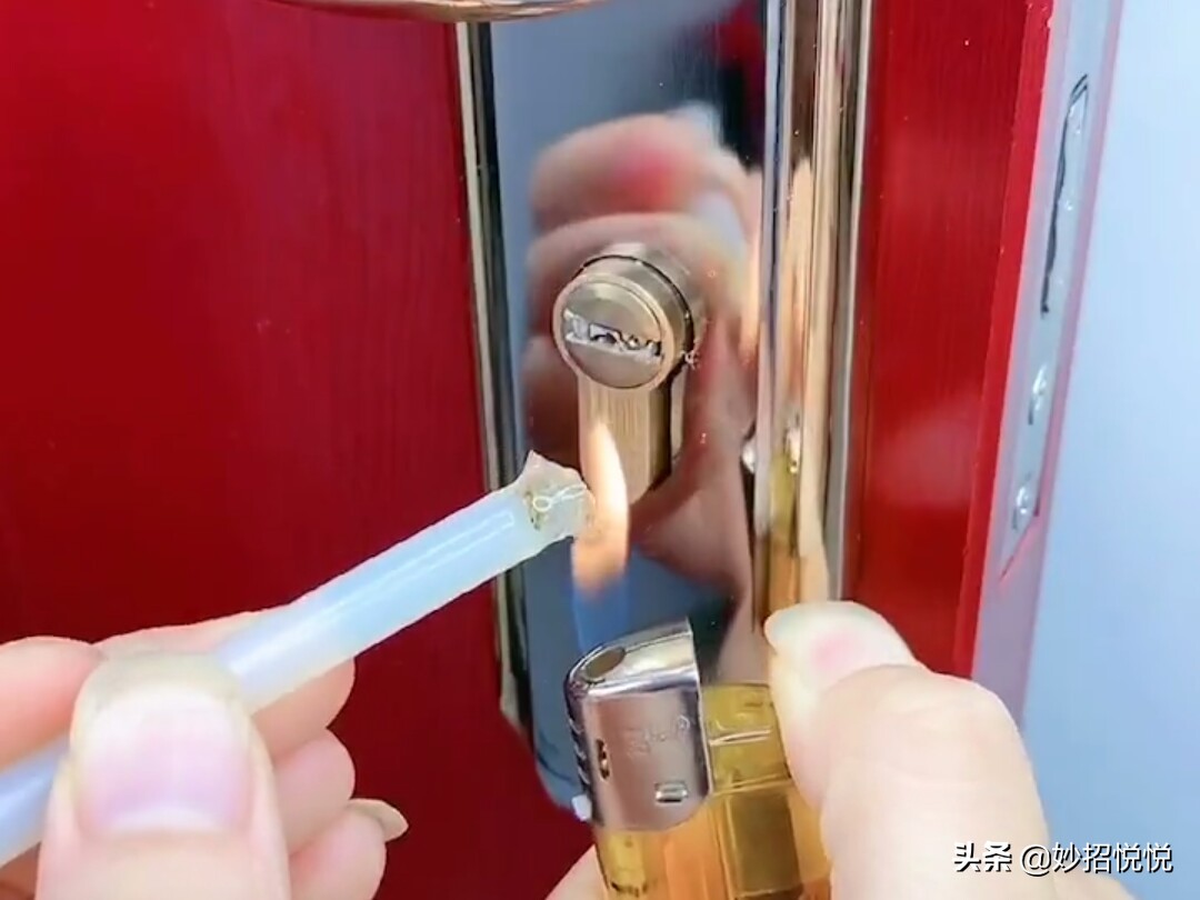 钥匙孔堵住了怎么开锁,钥匙断在门里用什么办法