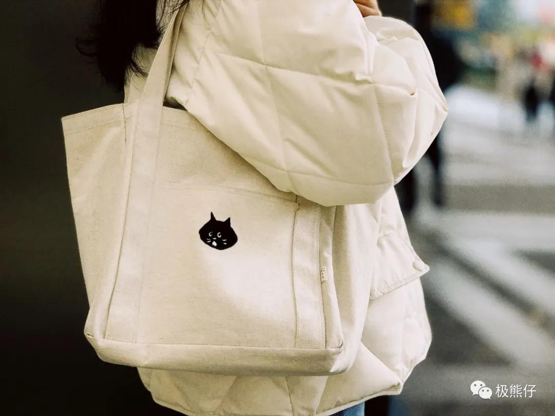 今天背什么｜魔都的“欧洲小镇”上，女神们都背什么包*过包**节呢？