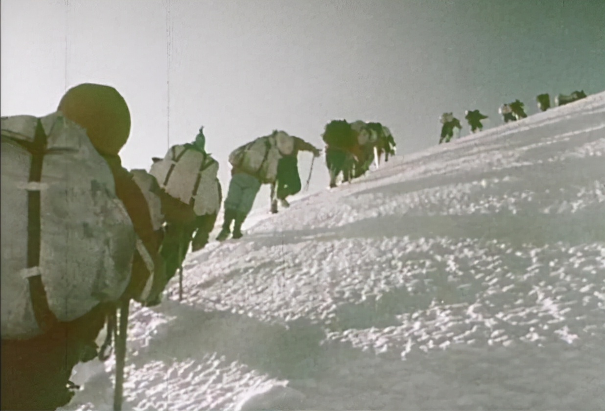 26岁登上了人生第一座雪山,他失去双腿后69岁再次登上珠峰