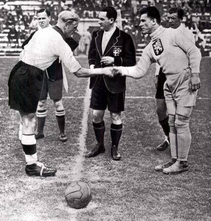 足球基本阵型与基本战术,足球阵型及分析