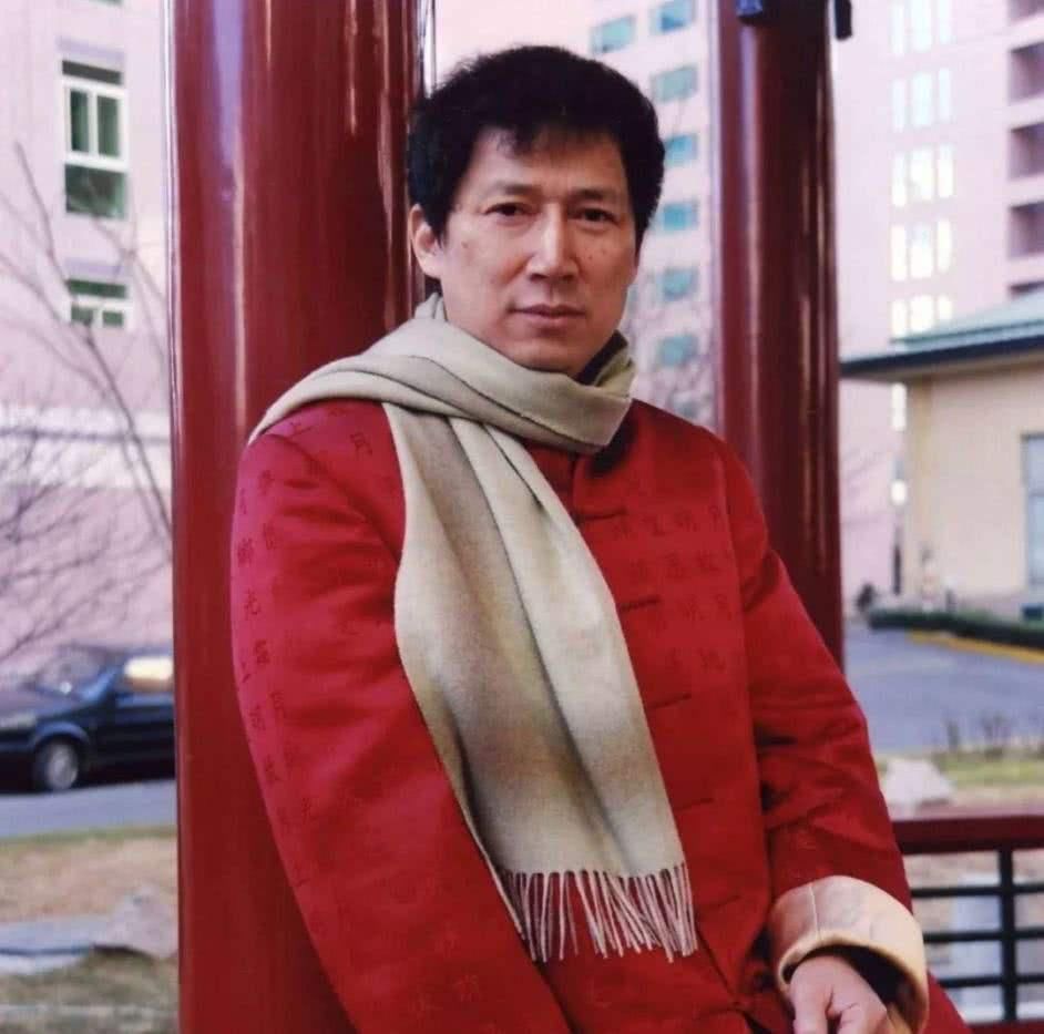 他是北京首富，也是头号软饭王，坐拥80亿身家，晚年遭亲人反目