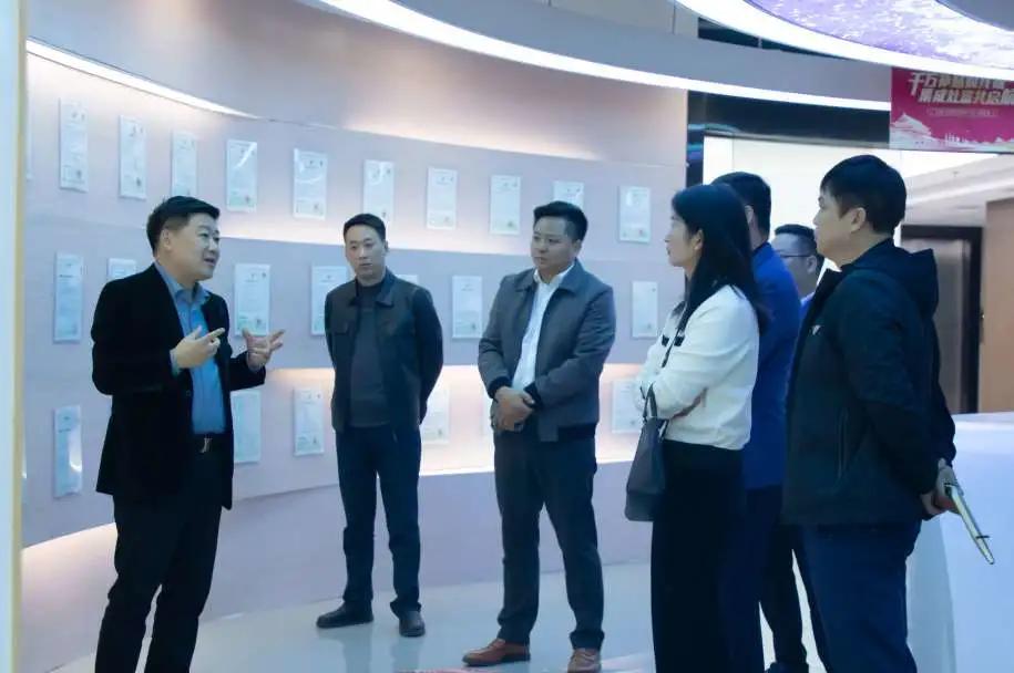 热烈欢迎领导一行莅临展板,合肥市建筑装饰装修协会