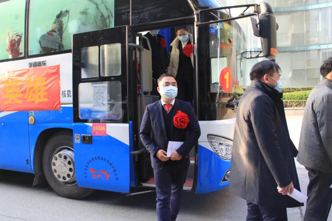 抗疫英雄表彰大会进场,致敬抗疫英雄天门表彰大会视频