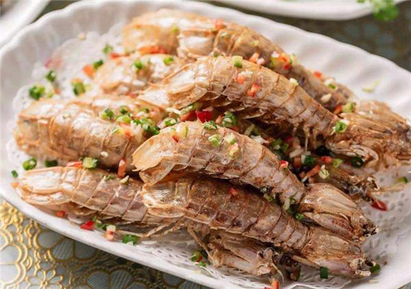 夏天海鲜皮皮虾吃起来快速剥壳,怎么吃皮皮虾才能剥出完整的壳