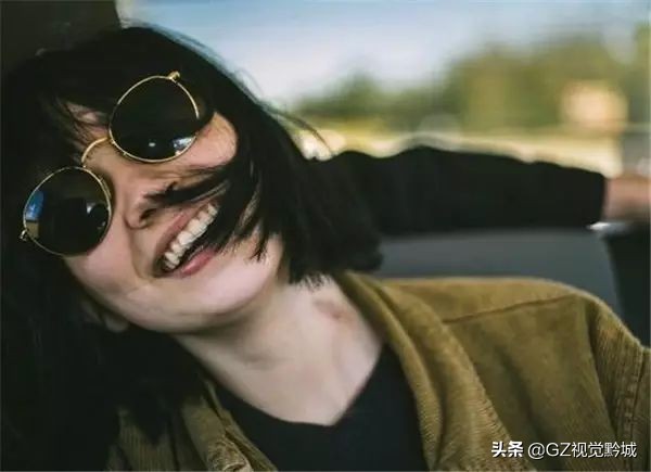 拍照完美避开所有镜头,拍照时怎样克服不看镜头的尴尬感