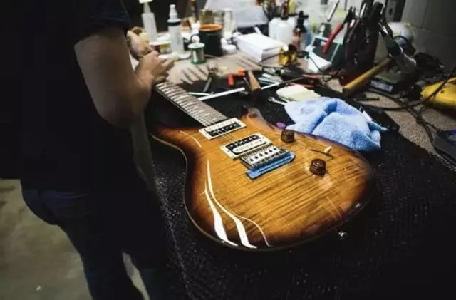 做不成伟大的吉他手，他索性做出世界上最棒的吉他