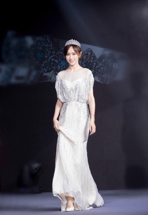 唐嫣一袭白色系礼服裙,唐嫣保暖穿搭