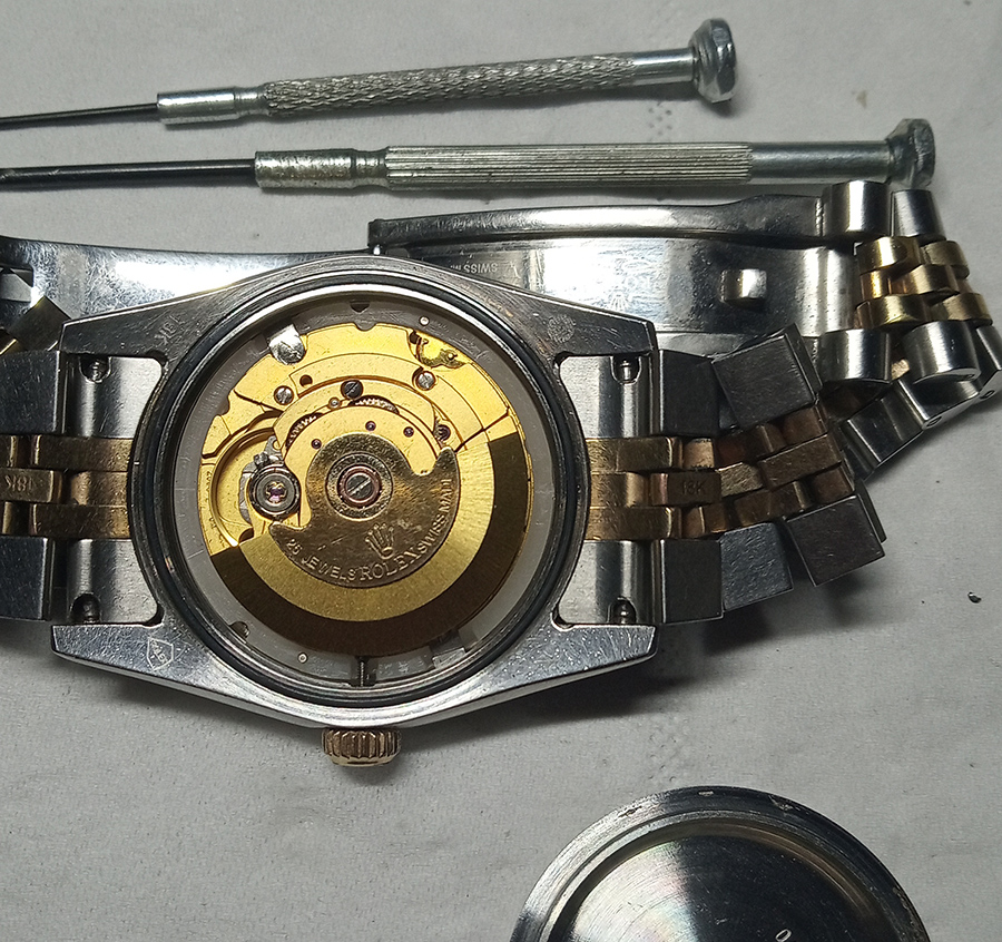 用什么工具可以把手表后盖打开,用简易工具撬手表后盖