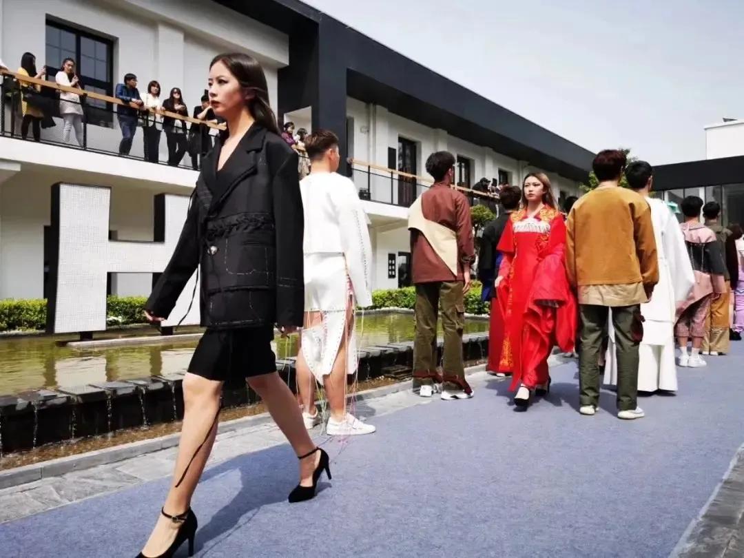 鍥涘窛鏂囧寲鑹烘湳瀛﹂櫌鍥介檯瀛﹂櫌,鐜颁唬鍥介檯鑹烘湳瀛﹂櫌