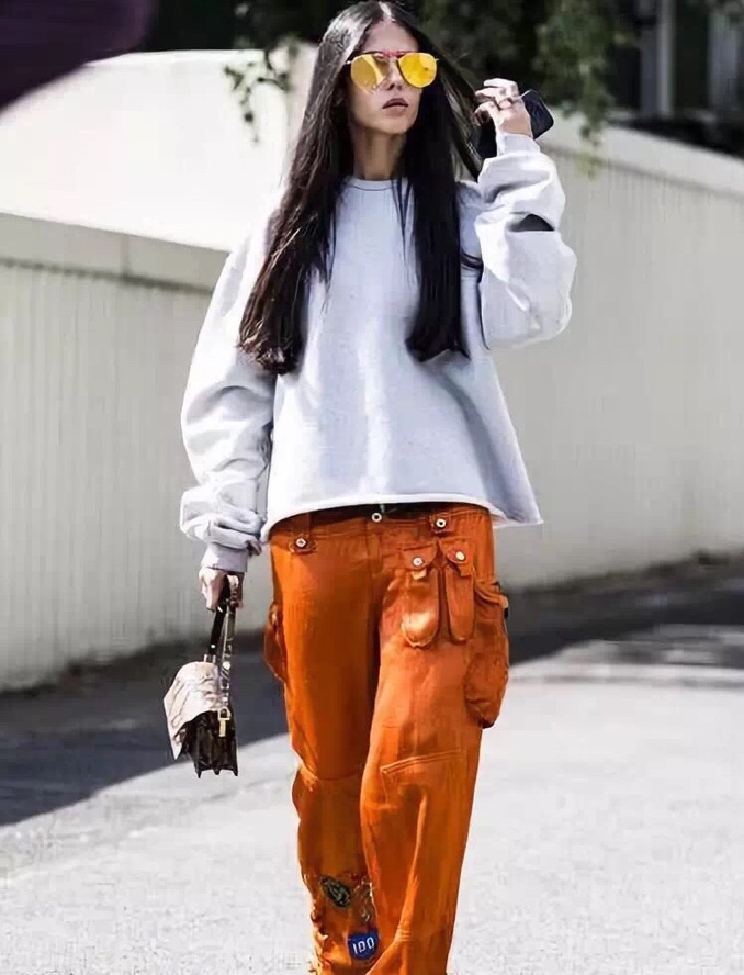工装裤搭配宽松版t恤穿搭,今年最流行工装裤外套穿搭