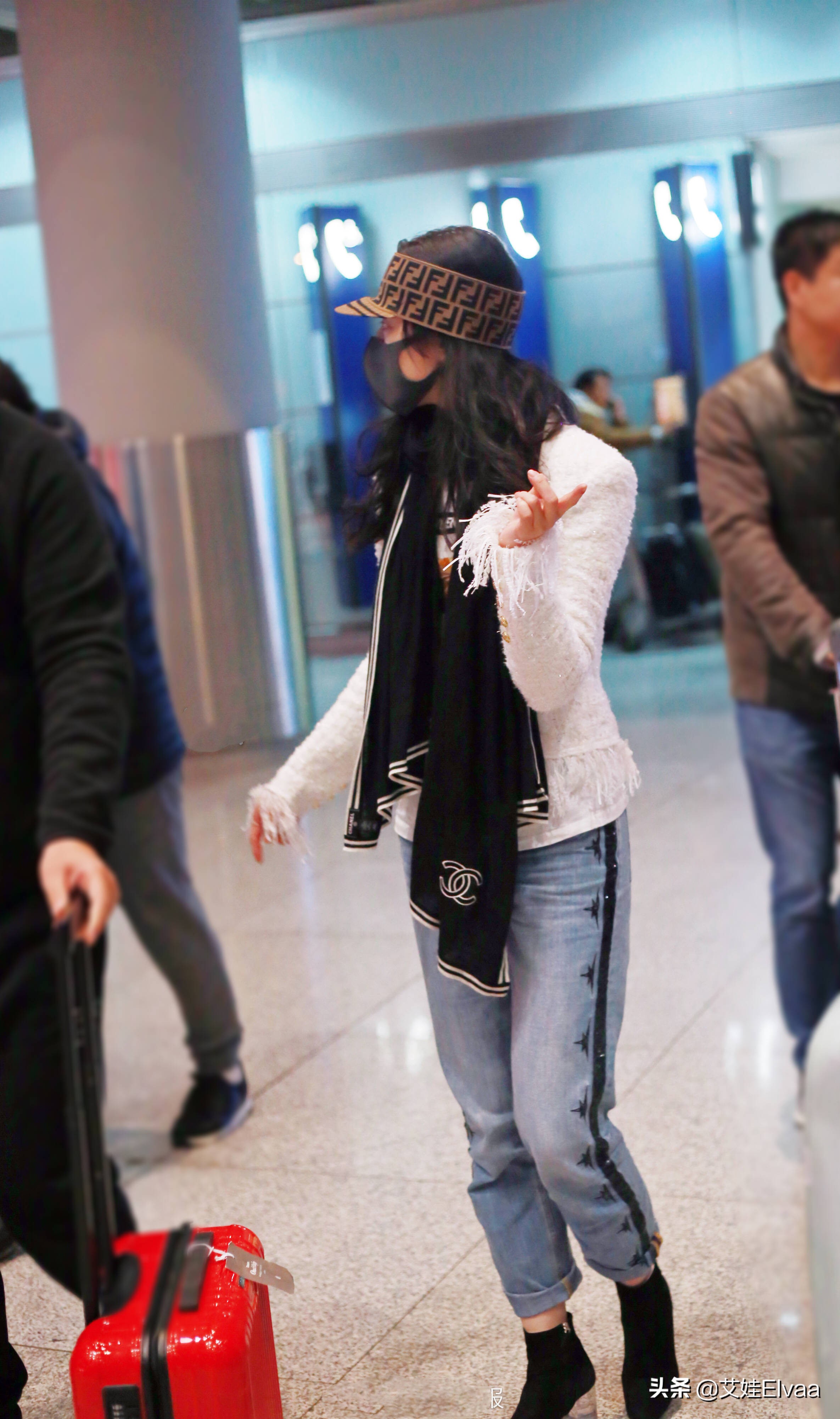 刘亦菲*服私**真是豪气，2万8包包配8700真丝围巾，光帽子我也买不起