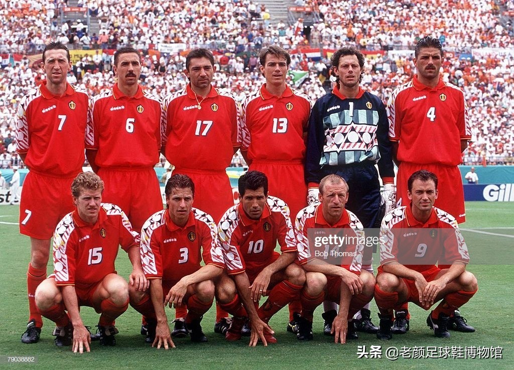 第一个穿白球鞋的球星,马拉多纳南非世界杯场边秀脚法