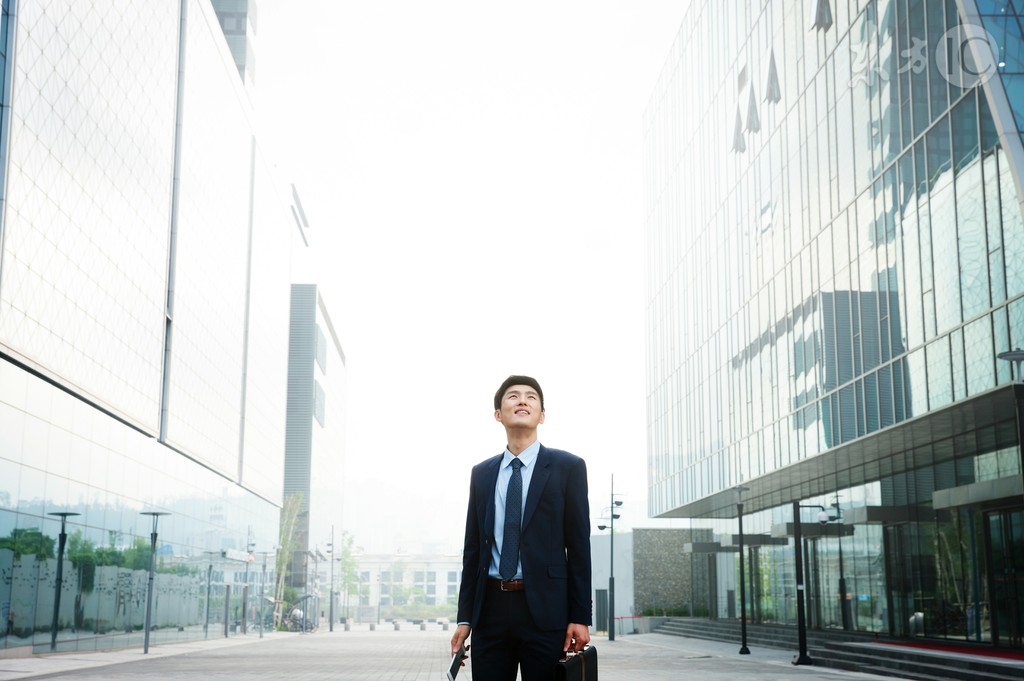 狂医下山小伙救老人中毒后续,老人在半路晕倒小伙用银针救活