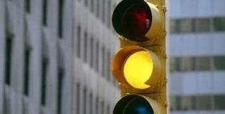 交通法新规现在闯黄灯算不算违章,为什么闯黄灯也是扣六分罚款200