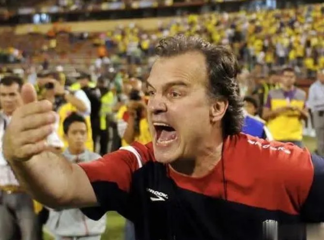 疯子贝尔萨简历,贝尔萨痴迷足球视频