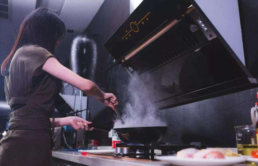 集成灶好还是普通烟机好,传统的油烟机好还是集成灶好