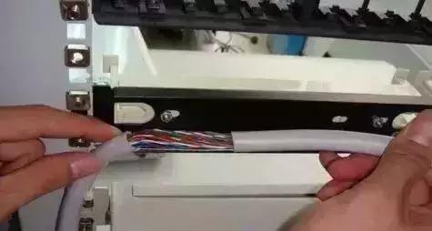 110配线架内部是如何导通的,110型语音配线架工作原理