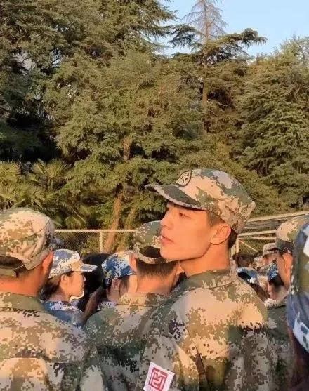 寸头好看的小哥哥,朱亚文行走的荷尔蒙寸头