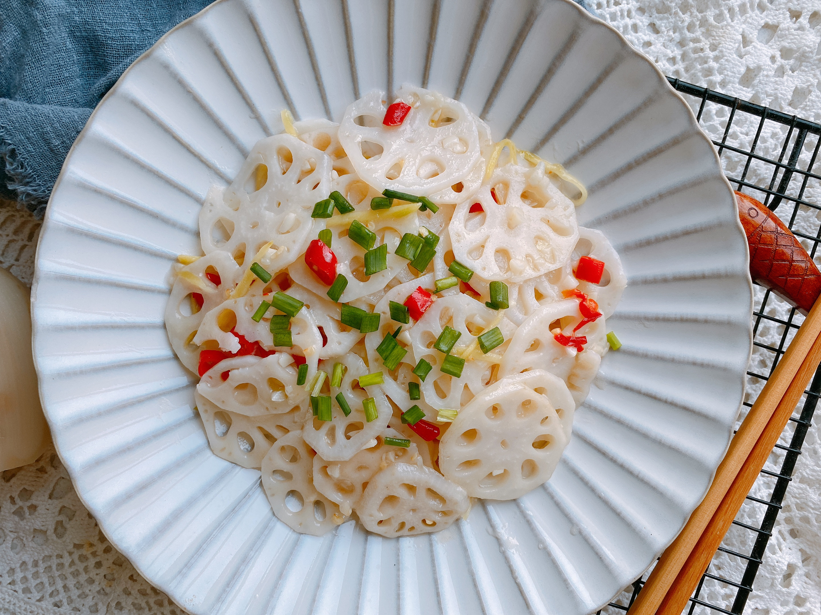 凉拌莲藕放白醋好吃还是红醋好,莲藕不加白醋凉拌怎么变白变脆