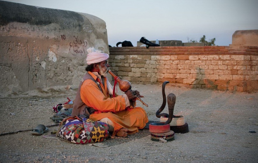 印度通天绳魔术完整版,一根绳子爬到天上魔术