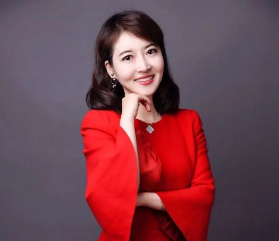 美国常春藤名校毕业,她从新东方老师跨行央视主播,关键颜值超高