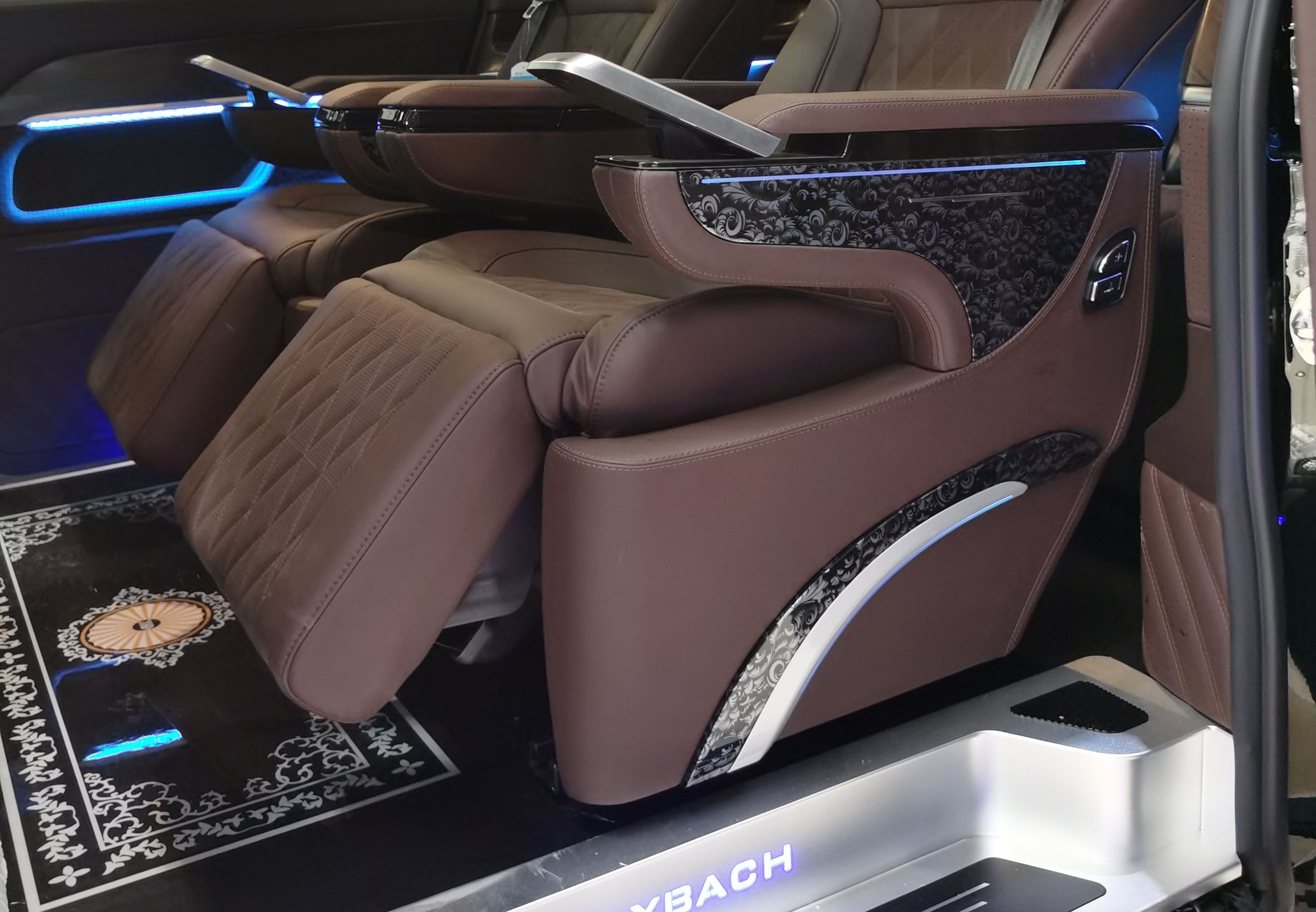 从简约到惊艳，奔驰V级商务车巅峰对决，同样的价格你会选谁？