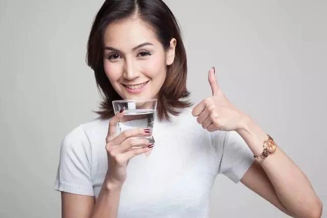 都说隔夜水不能喝真的是这样吗,很久的隔夜水能喝吗有什么害处