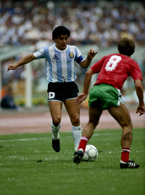 红衣配绿裤,足球红色衣服应该穿什么裤子