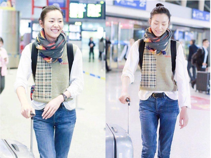 刘雯穿小香风马甲,刘雯笑脸围巾