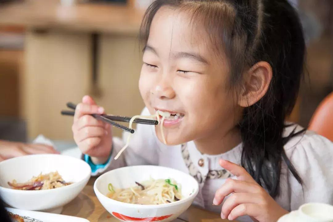 味千拉面大骨熬汤30年,味千拉面大骨熬汤三十年