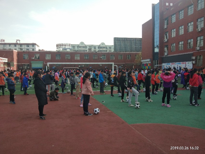 伏羲路小学课间操足球操,文军希望小学大课间足球操
