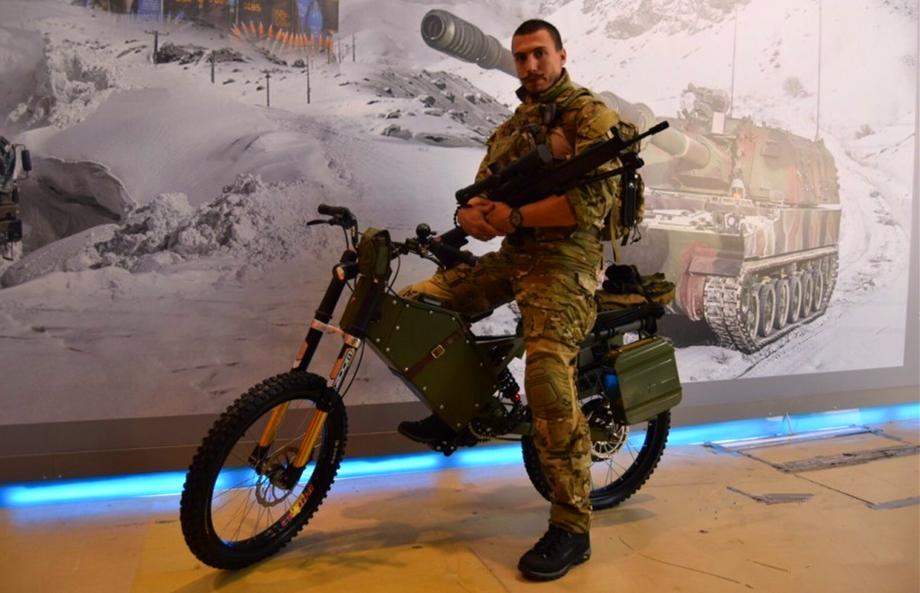 战斗民族果然牛,摩托车上配AK,机动快,火力强