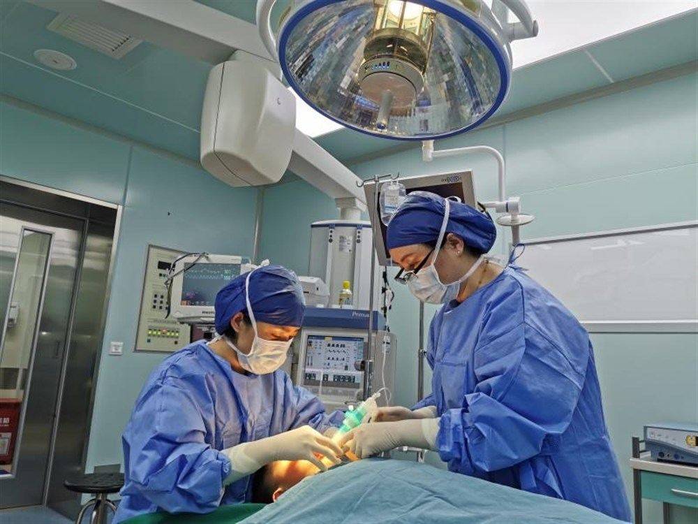 儿童医院口腔科看牙,看牙医的小朋友哭了