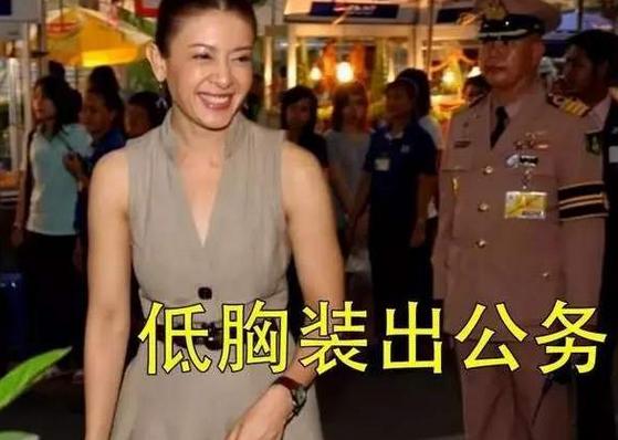 泰王给玉佛换装,泰王为玉佛换袈裟