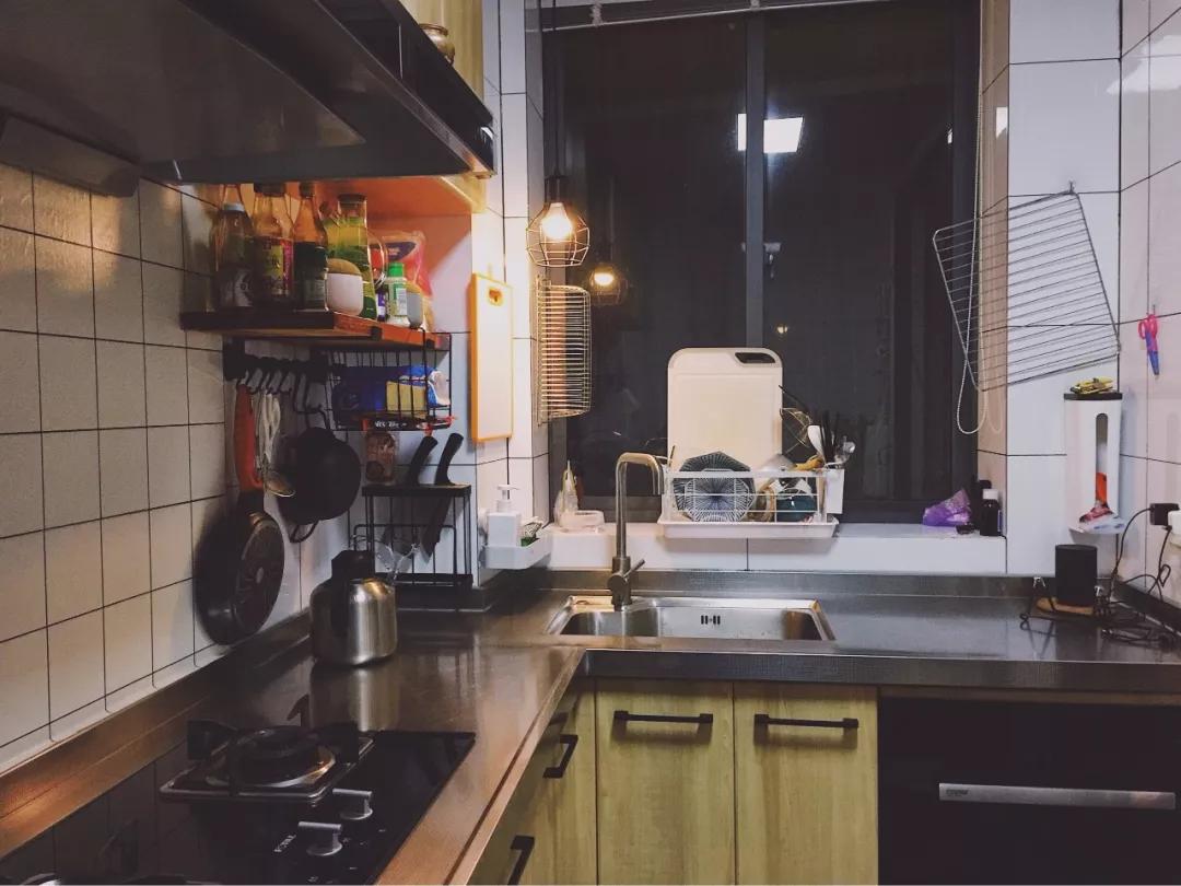 厨房台面什么颜色耐用好看,厨房台面哪种材料最耐脏