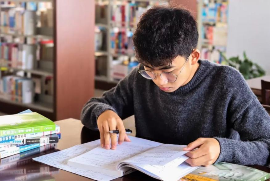 研究生毕业后和本科生差距大吗,准研究生告诉你学硕和专硕的区别