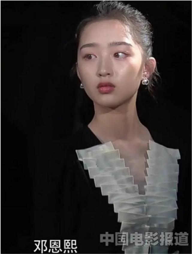 女星怼脸照刘亦菲,周冬雨脸颊凹陷对比图